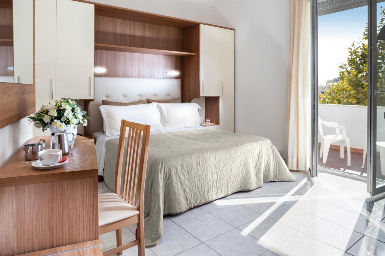 Hotel Stacchini Cesenatico Esterno foto